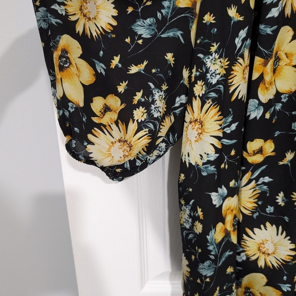 Torrid Black and Yellow Floral Georgette Cold Shoulder Blouse in Size 1 (14/16) - Picture 5 of 13